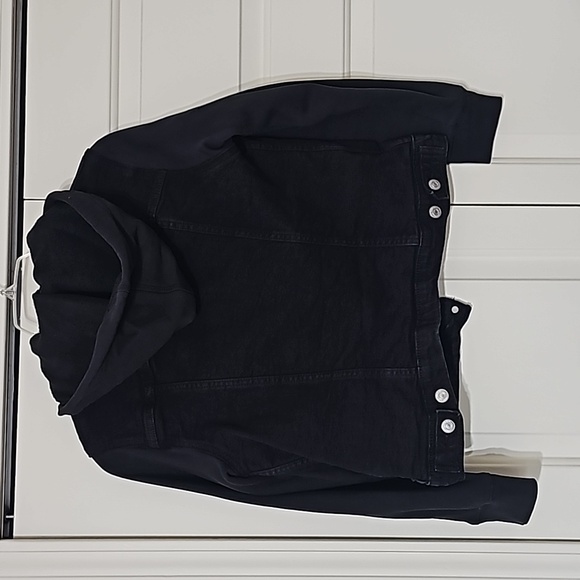 Size Medium Hooded Levis Denim Jacket - Picture 2 of 3